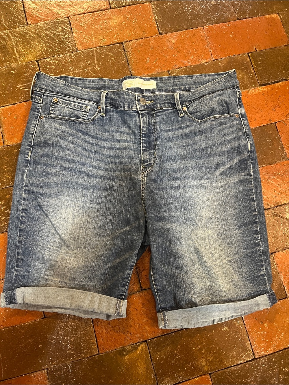 Size 18 Signature by Levi Strauss mid rise Bermuda blue jean shorts 3242